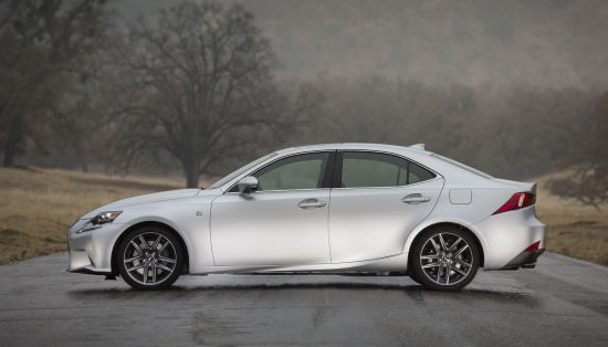 2014 Lexus IS 350 F Sport with an iconic spindle grille debuts at Detroit Auto Show