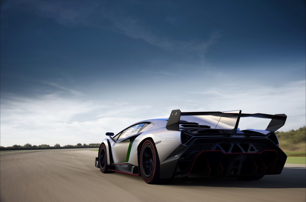 The Veneno in action, as it leaves the photographer behind.