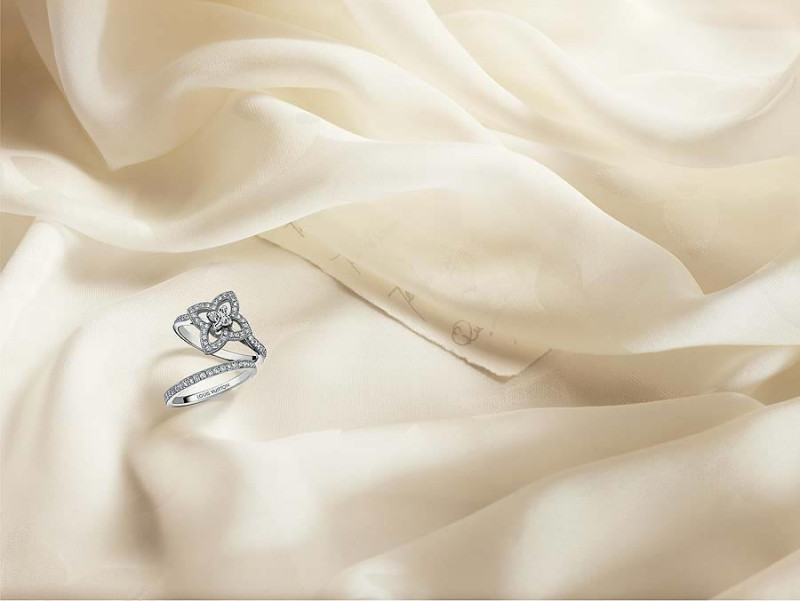 Louis Vuitton's Epi platinum wedding band embodies a union