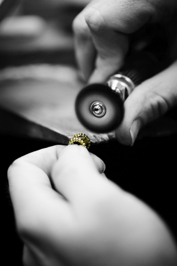 Van Cleef & Arpels Perlee Collection, crafting a ring