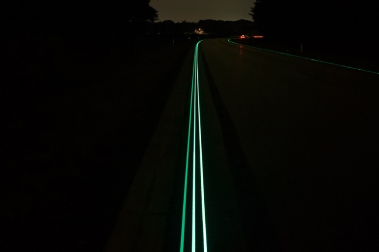 worlds-first-glow-in-the-dark-highway-powered-by-solar-energy4