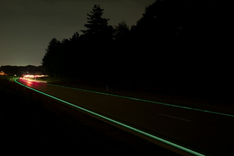worlds-first-glow-in-the-dark-highway-powered-by-solar-energy6