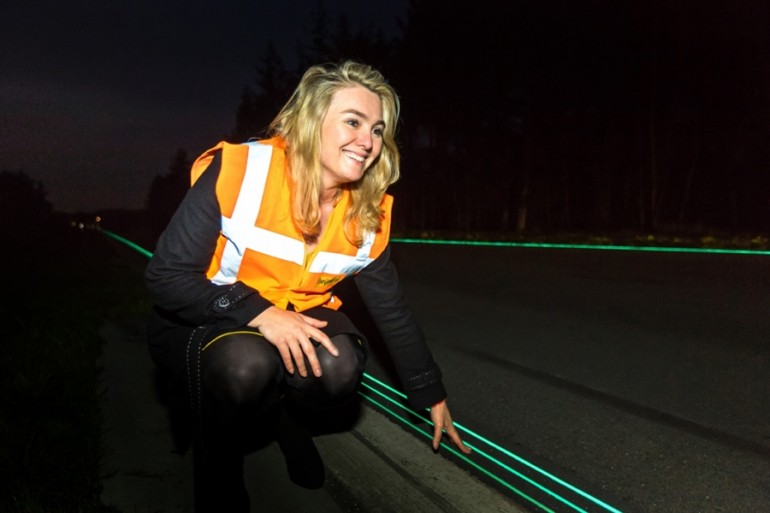 worlds-first-glow-in-the-dark-highway-powered-by-solar-energy7