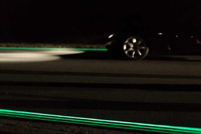 worlds-first-glow-in-the-dark-highway-powered-by-solar-energy9