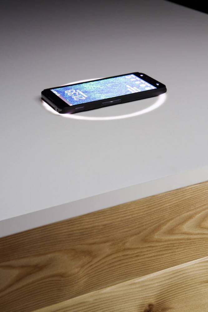 designer-desk-with-built-in-wireless-charging4