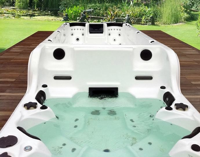 for-55k-a-luxury-hot-tub-for-twelve5