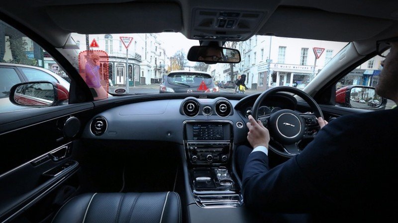 jaguar-land-rover-augmented-reality-with-head-up-display4