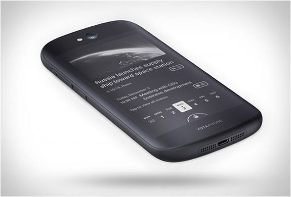 yotaphone-2-is-the-worlds-first-smartphone-with-two-screens1