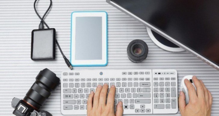 E-Ink Keyboard Changes Keys Dynamically Depending on What You’re Doing