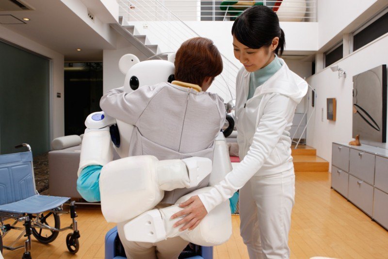 robear-robot-assists-nurses-in-caring-for-the-elderly7
