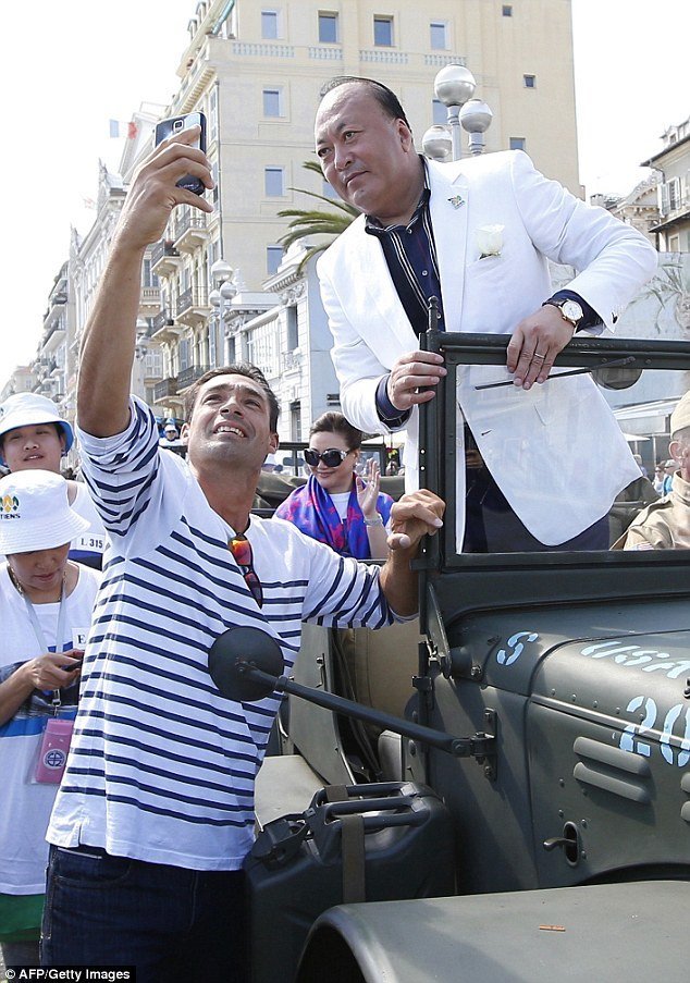 chinese-billionaire-takes-6400-employees-to-vacation-in-france