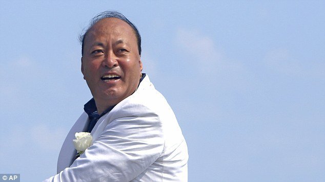 chinese-billionaire-takes-6400-employees-to-vacation-in-france1