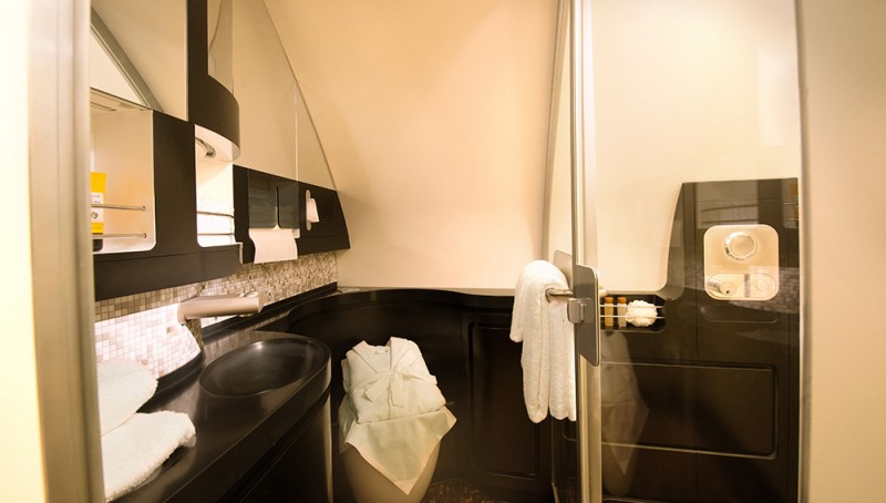 etihads-beyond-first-class-suites-offer-living-room-shower4