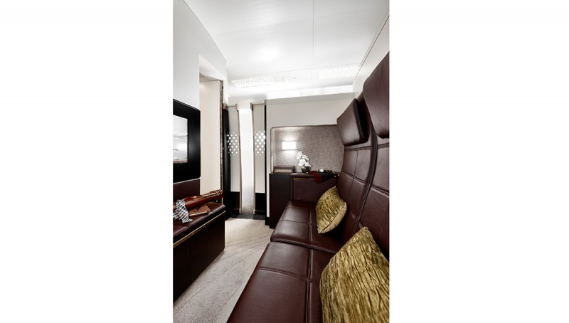 etihads-beyond-first-class-suites-offer-living-room-shower5