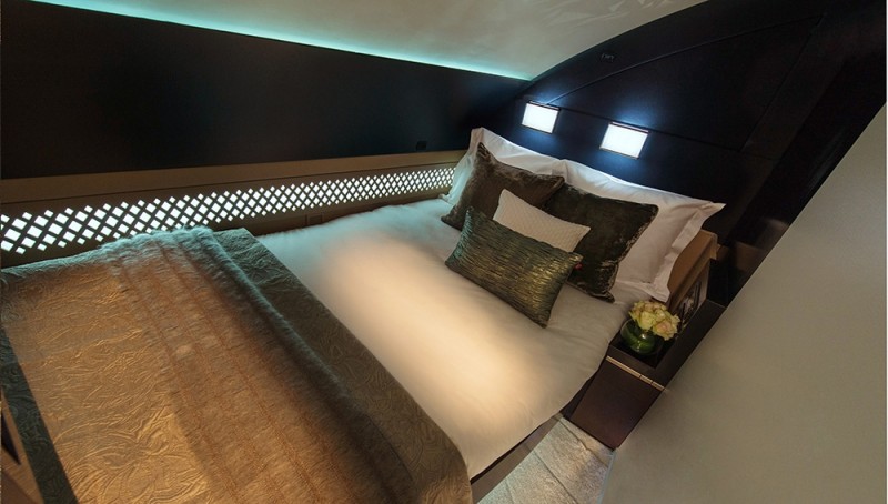 etihads-beyond-first-class-suites-offer-living-room-shower6