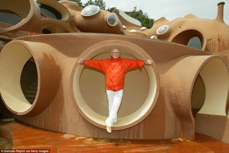 pierre-cardin-lists-outlandish-bubble-palace-in-the-south-of-france-for-450m10