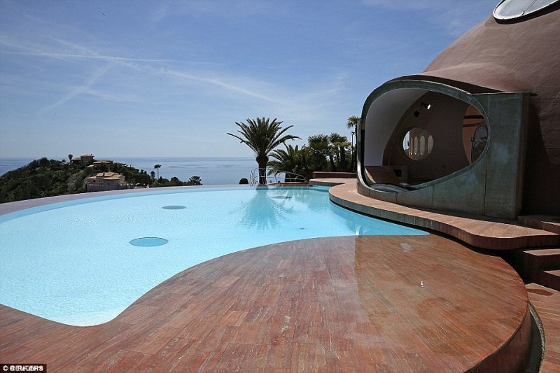 pierre-cardin-lists-outlandish-bubble-palace-in-the-south-of-france-for-450m11