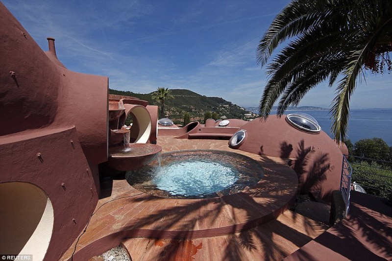 pierre-cardin-lists-outlandish-bubble-palace-in-the-south-of-france-for-450m16