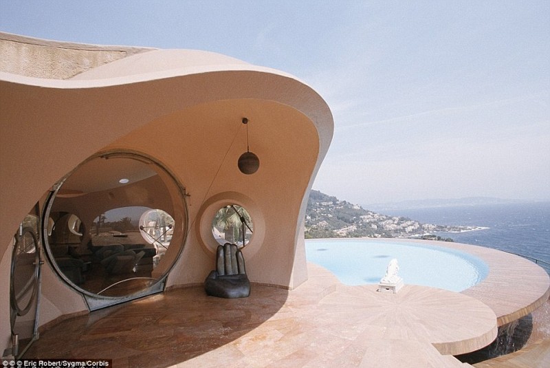 pierre-cardin-lists-outlandish-bubble-palace-in-the-south-of-france-for-450m17