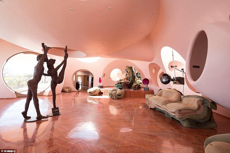 pierre-cardin-lists-outlandish-bubble-palace-in-the-south-of-france-for-450m4