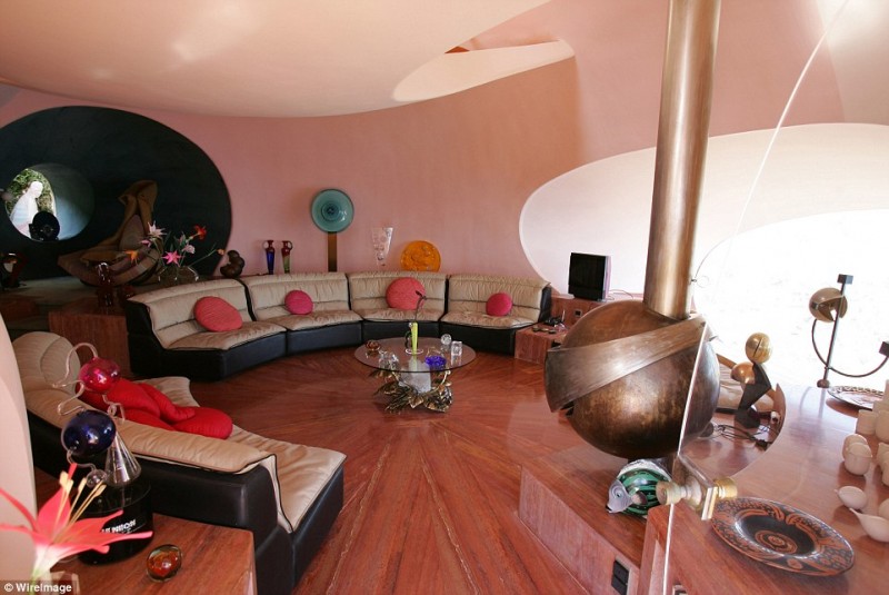 pierre-cardin-lists-outlandish-bubble-palace-in-the-south-of-france-for-450m5