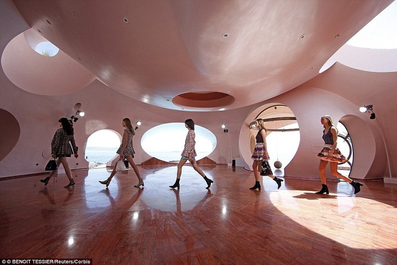 pierre-cardin-lists-outlandish-bubble-palace-in-the-south-of-france-for-450m6