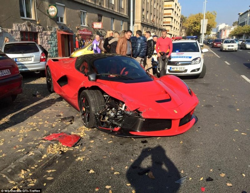 unlucky-driver-crashes-his-laferrari-moments-after-leaving-the-dealership2