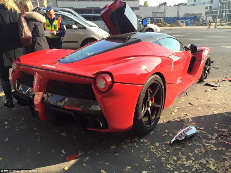 unlucky-driver-crashes-his-laferrari-moments-after-leaving-the-dealership3