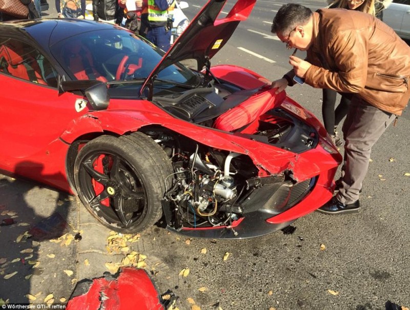 unlucky-driver-crashes-his-laferrari-moments-after-leaving-the-dealership4