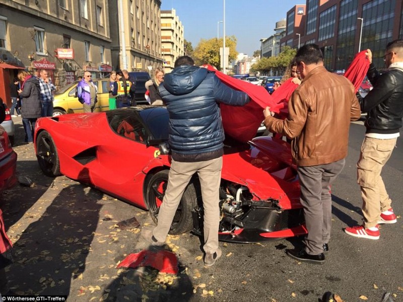 unlucky-driver-crashes-his-laferrari-moments-after-leaving-the-dealership5
