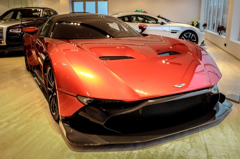 used-aston-martin-vulcan-pops-up-on-the-market-for-3-4m8