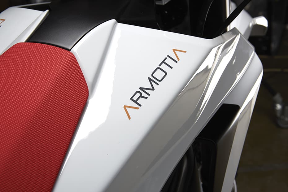 2wd-amortia-due-bikes-feature-smartphone-dash-display1