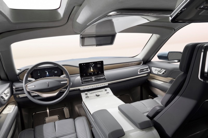 lincoln-showcases-navigator-concept-with-gullwing-doors11