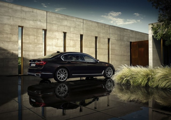 2016 BMW 7 Series Named Best Luxury Car in the World at NY Auto Show