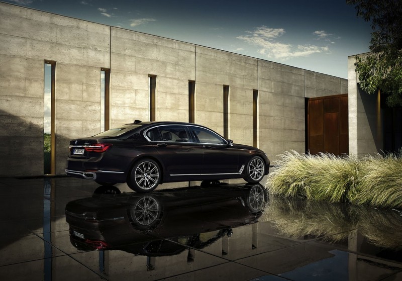 2016-bmw-7-series-named-best-luxury-car-in-the-world-at-ny-auto-show2
