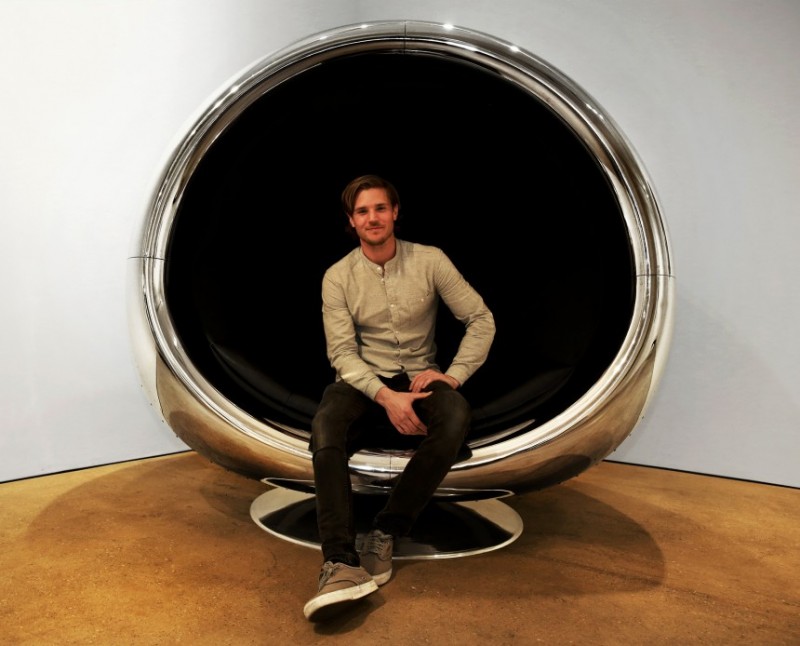 boeing-737-engine-cowling-turned-into-chair10
