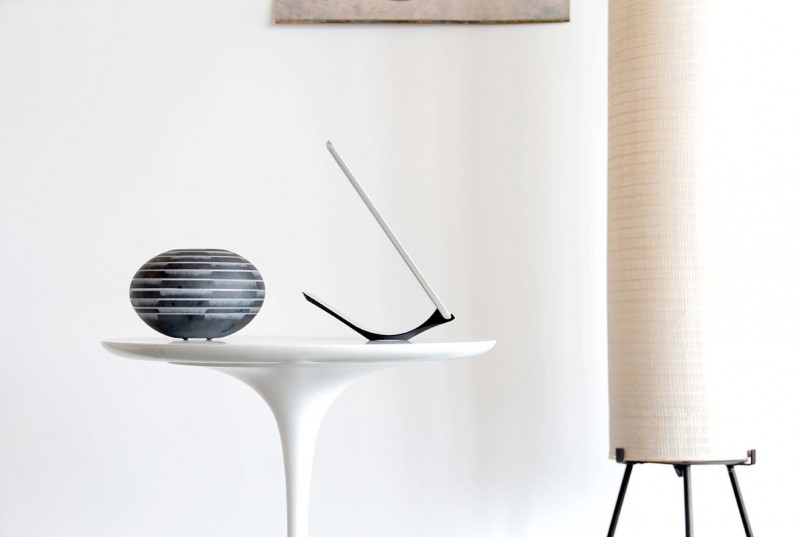 minimalist-and-stylish-ipad-stand-by-yohann1