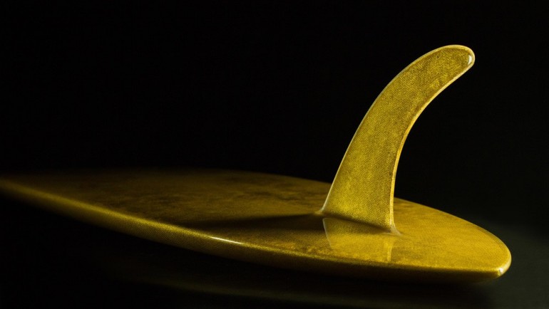 this-183k-surfboard-is-covered-in-24-karat-gold2