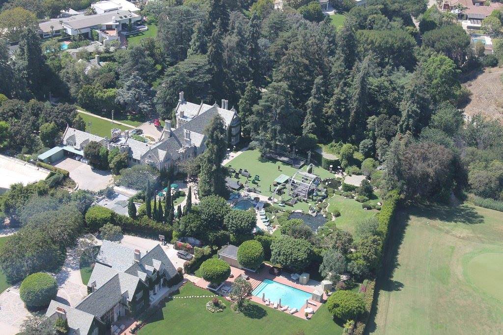 billionaire-twinkie-heir-spends-over-100m-to-purchase-playboy-mansion14