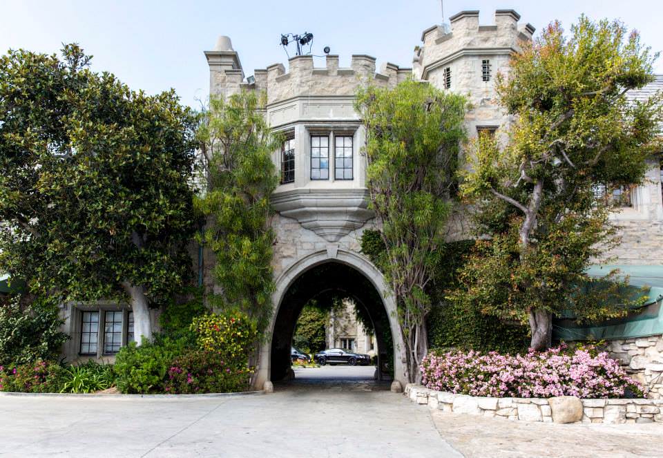 billionaire-twinkie-heir-spends-over-100m-to-purchase-playboy-mansion8