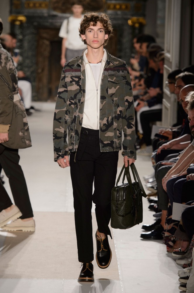 military-themes-unfinished-masterpieces-serve-as-inspiration-for-valentinos-2017-mens-spring-collection10