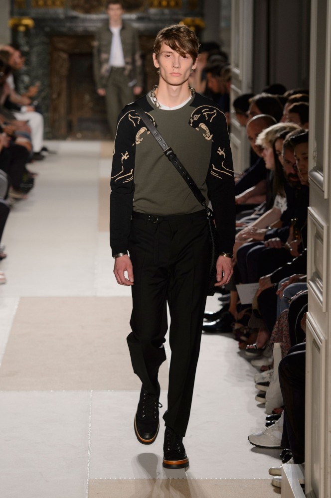 military-themes-unfinished-masterpieces-serve-as-inspiration-for-valentinos-2017-mens-spring-collection13