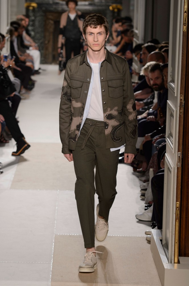 military-themes-unfinished-masterpieces-serve-as-inspiration-for-valentinos-2017-mens-spring-collection14