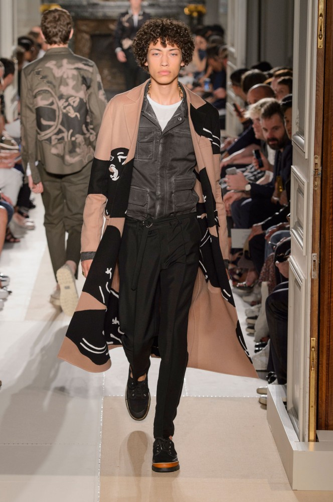 military-themes-unfinished-masterpieces-serve-as-inspiration-for-valentinos-2017-mens-spring-collection15