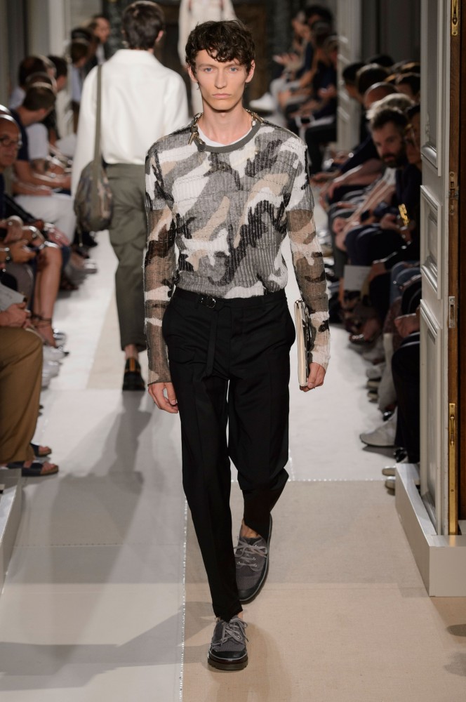 military-themes-unfinished-masterpieces-serve-as-inspiration-for-valentinos-2017-mens-spring-collection22