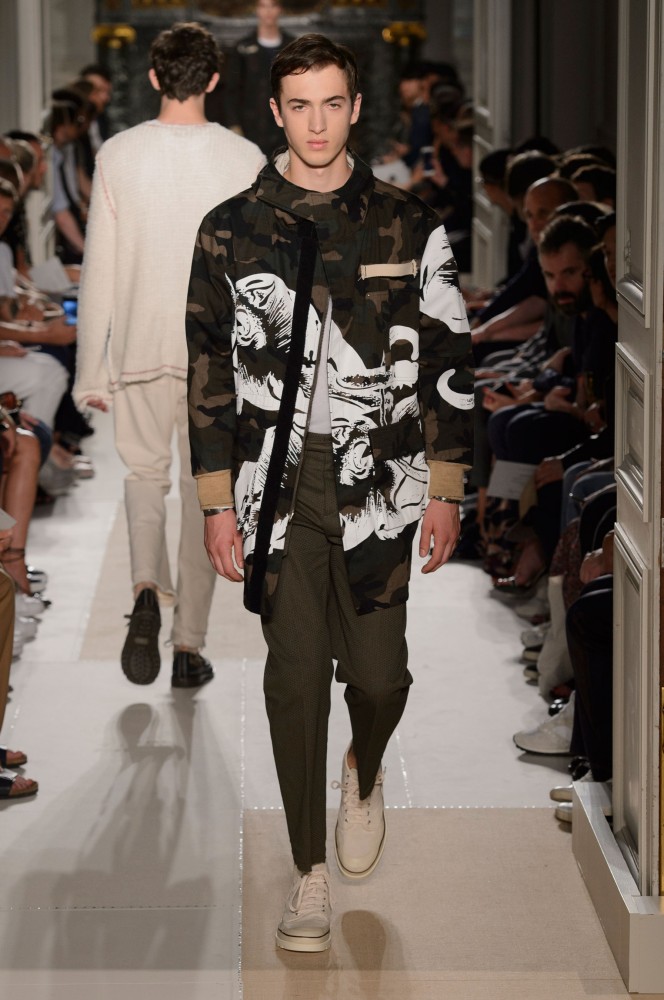 military-themes-unfinished-masterpieces-serve-as-inspiration-for-valentinos-2017-mens-spring-collection27
