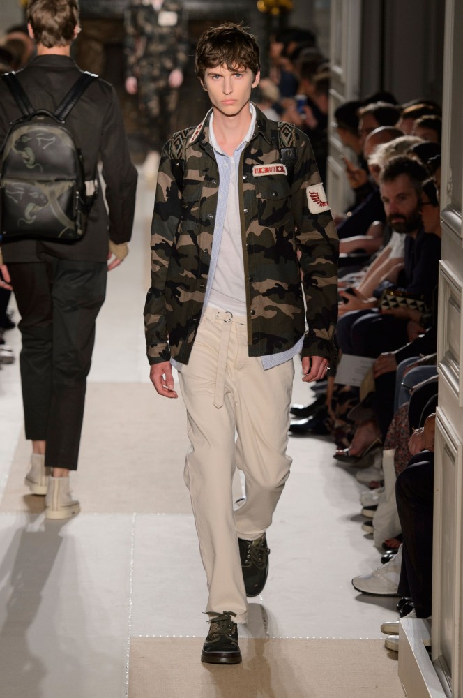 military-themes-unfinished-masterpieces-serve-as-inspiration-for-valentinos-2017-mens-spring-collection29