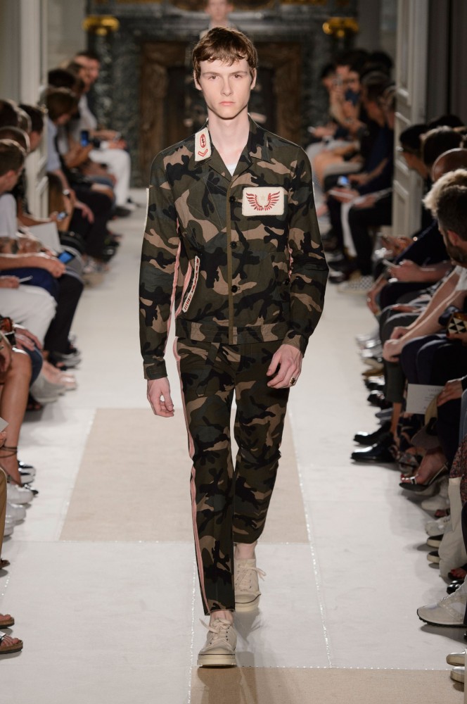 military-themes-unfinished-masterpieces-serve-as-inspiration-for-valentinos-2017-mens-spring-collection30