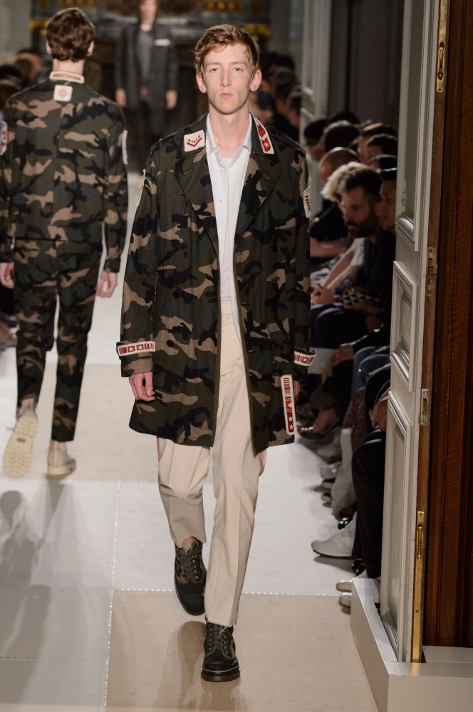 military-themes-unfinished-masterpieces-serve-as-inspiration-for-valentinos-2017-mens-spring-collection31