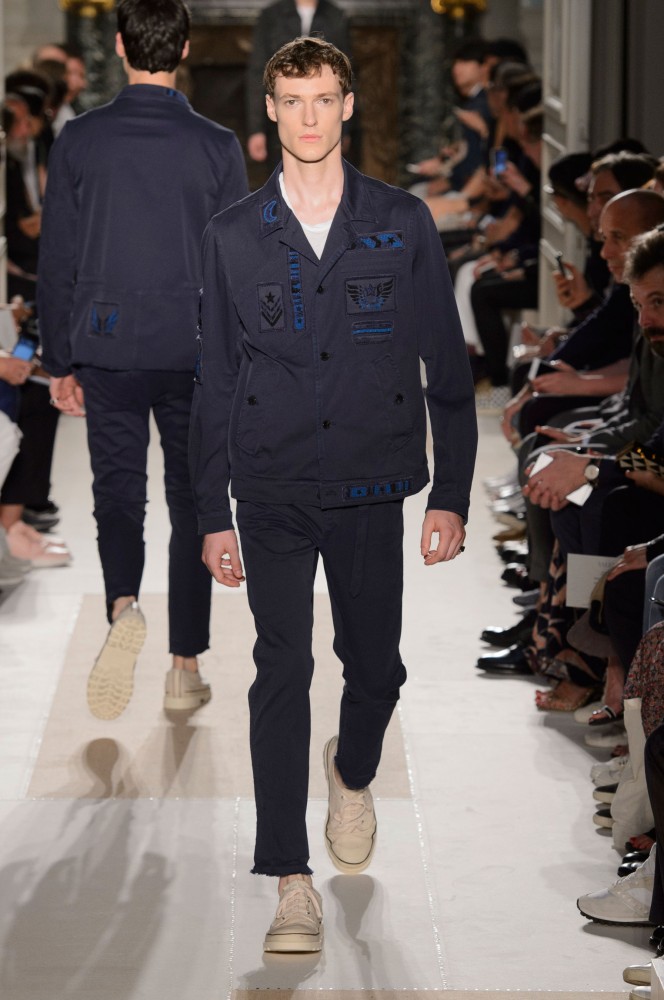 military-themes-unfinished-masterpieces-serve-as-inspiration-for-valentinos-2017-mens-spring-collection40